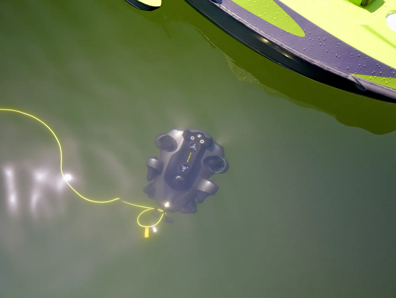 ROV QYSEA FIFISH E-Master na água ao lado do casco do USV Hi-Target iBoat BS15.