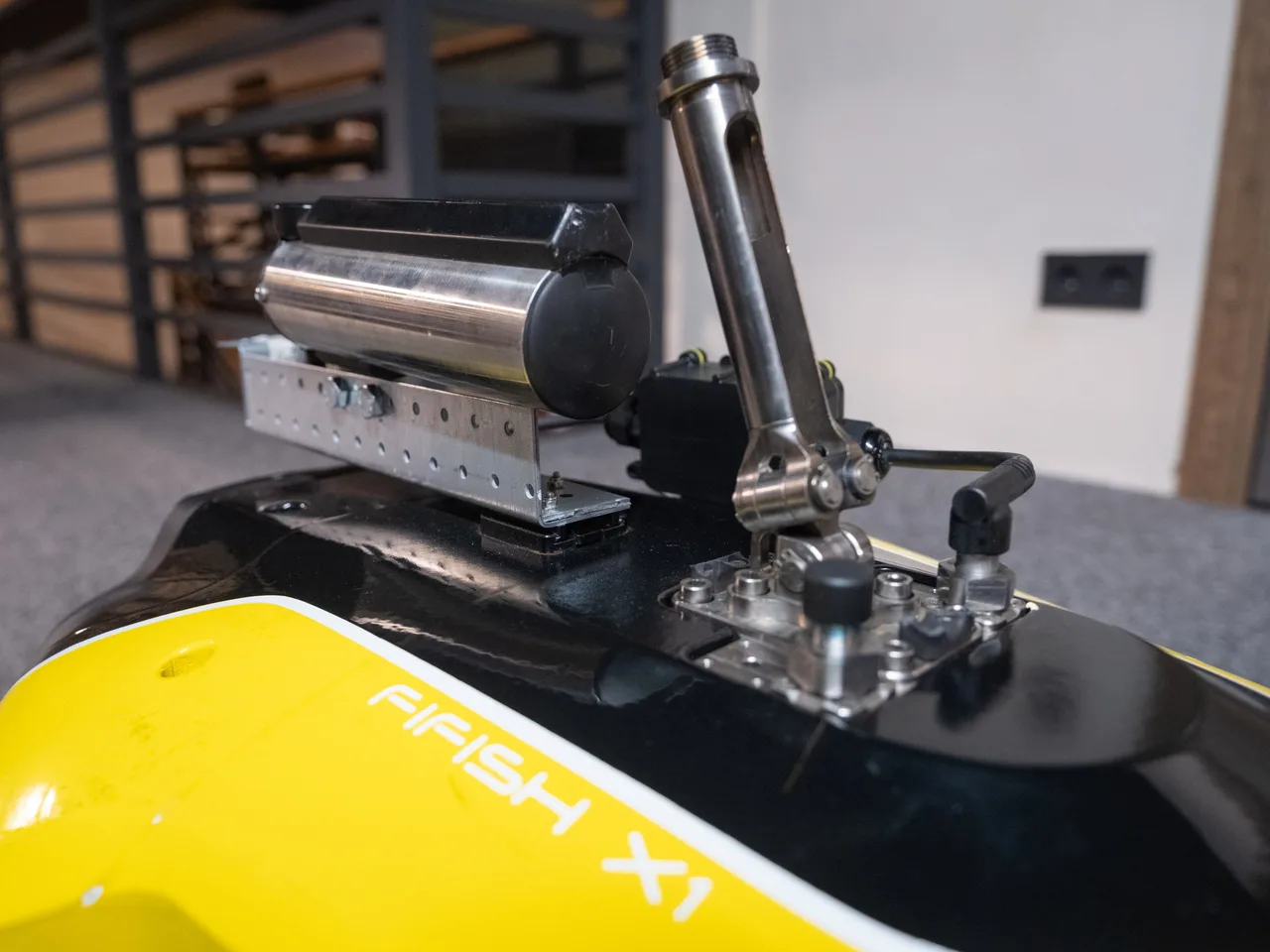 Sonar de varredura lateral montado no dorso do ROV QYSEA FIFISH X1, visto de perto.