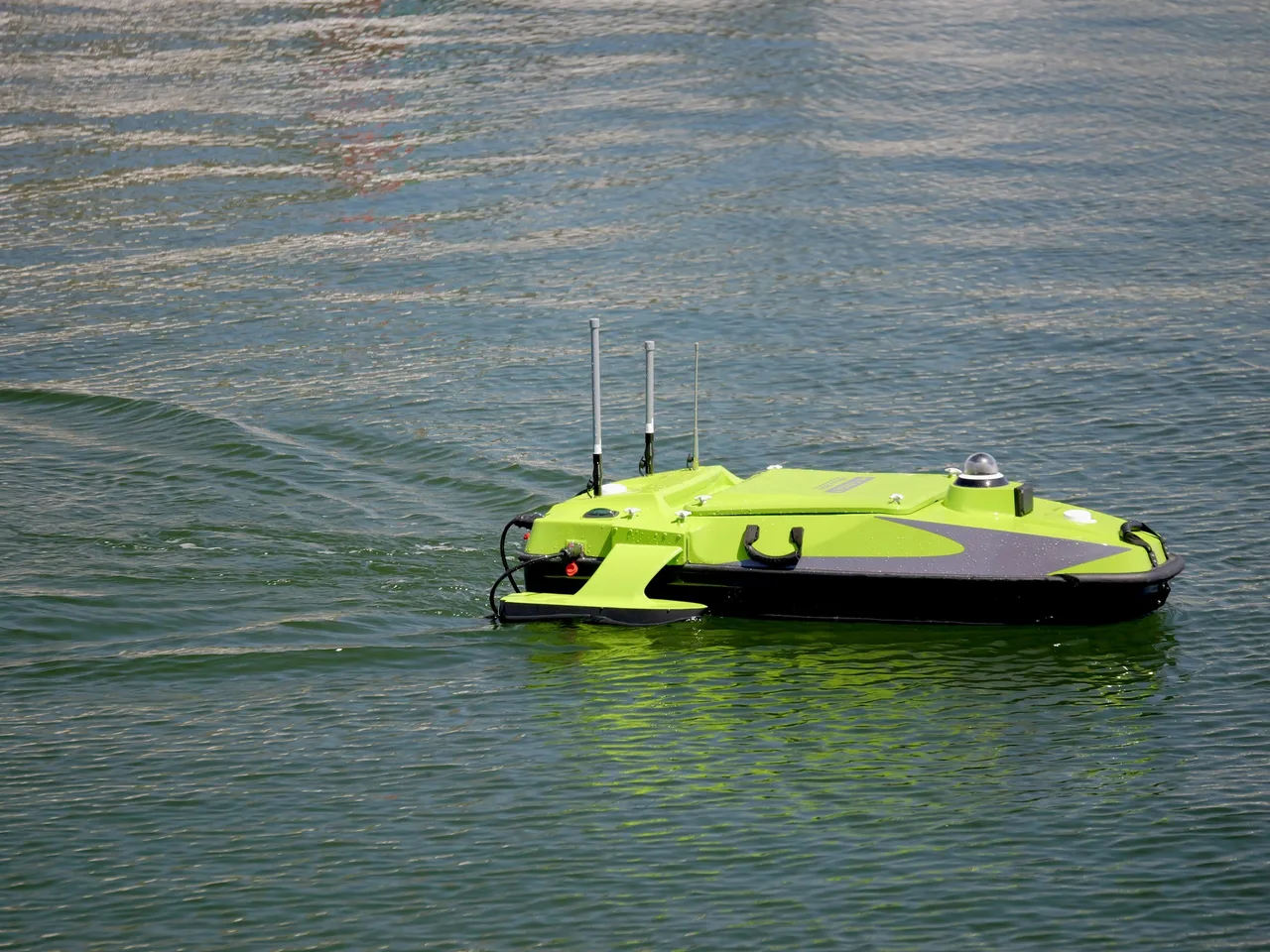 USV Hi-Target iBoat BS15 em navegação em águas calmas, visto de lado.