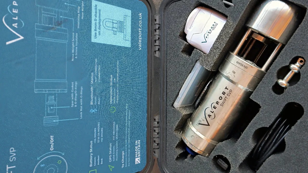 Perfilador de velocidade do som Valeport SWiFT SVP no estojo de transporte, disponível para locação na WAMS