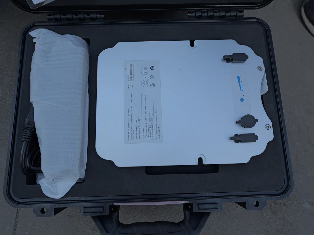 Case de transporte aberto do kit USV BS15, com a bateria e acessórios acomodados na espuma.