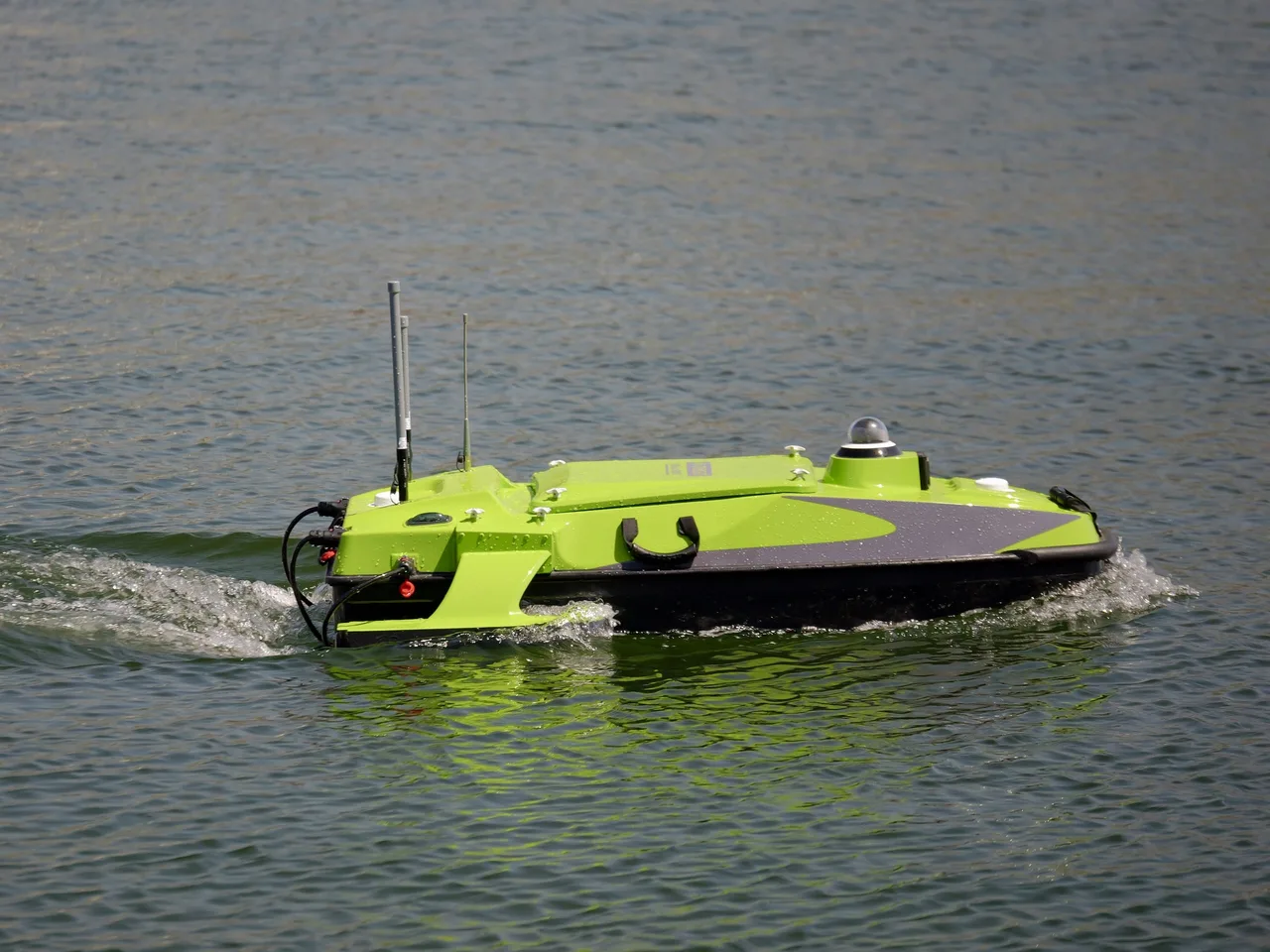 USV Hi-Target iBoat BS15 em deslocamento com esteira na água.