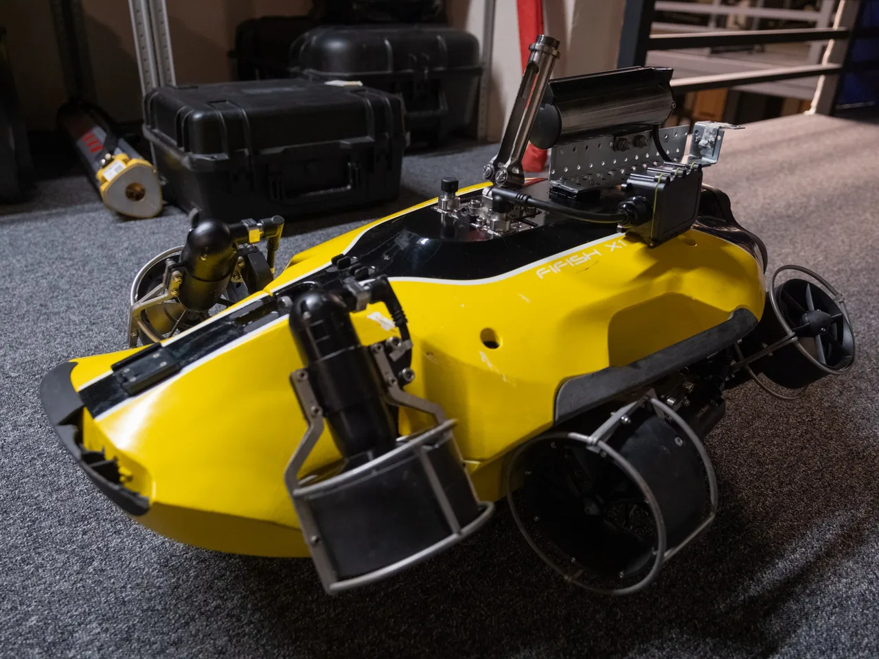 ROV QYSEA FIFISH X1 visto de lado, com os propulsores e o sonar de varredura lateral no dorso.