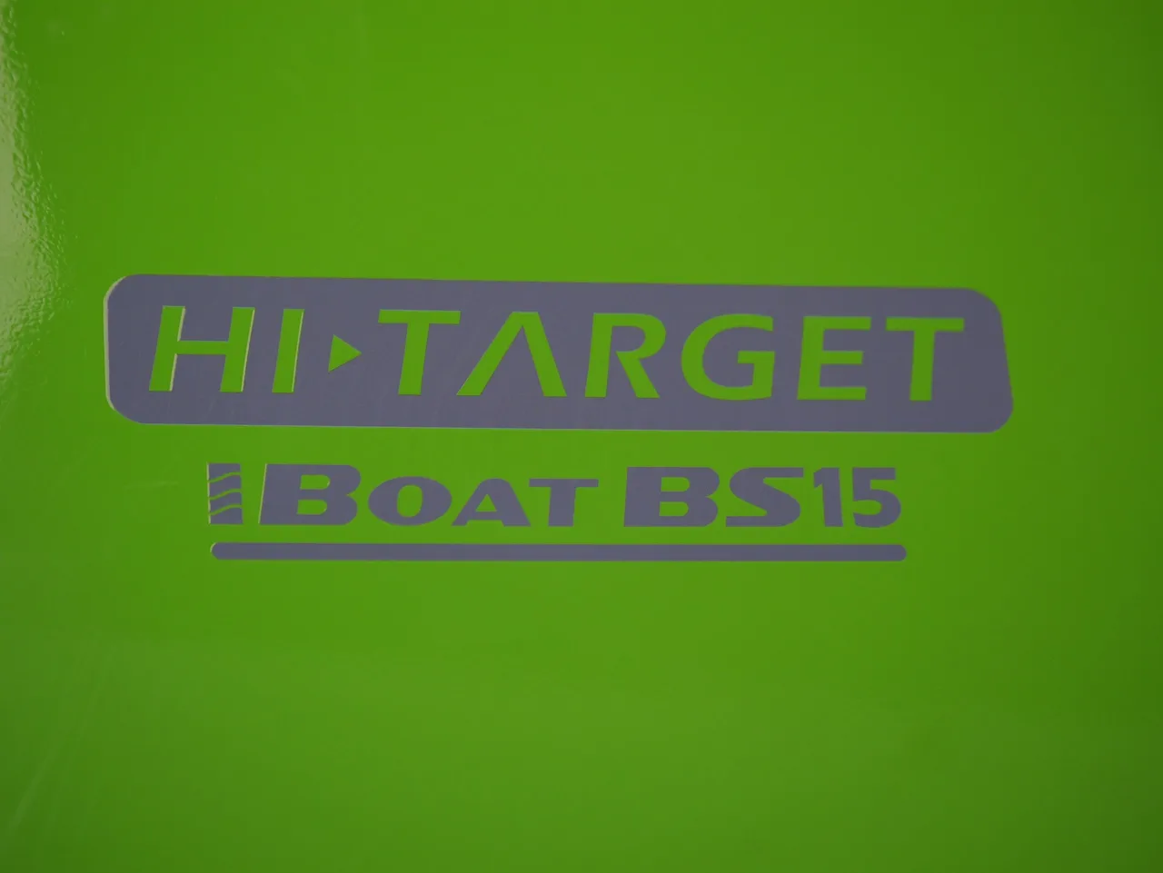 Identificação Hi-Target iBoat BS15 no casco verde do USV.