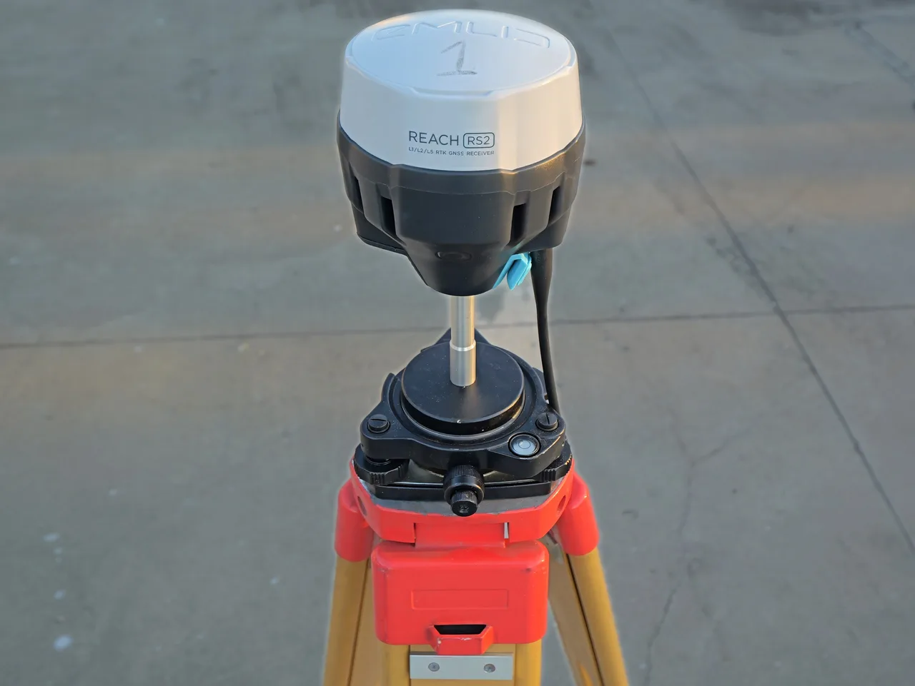 Receptor GNSS Emlid Reach RS2 montado em tripé.