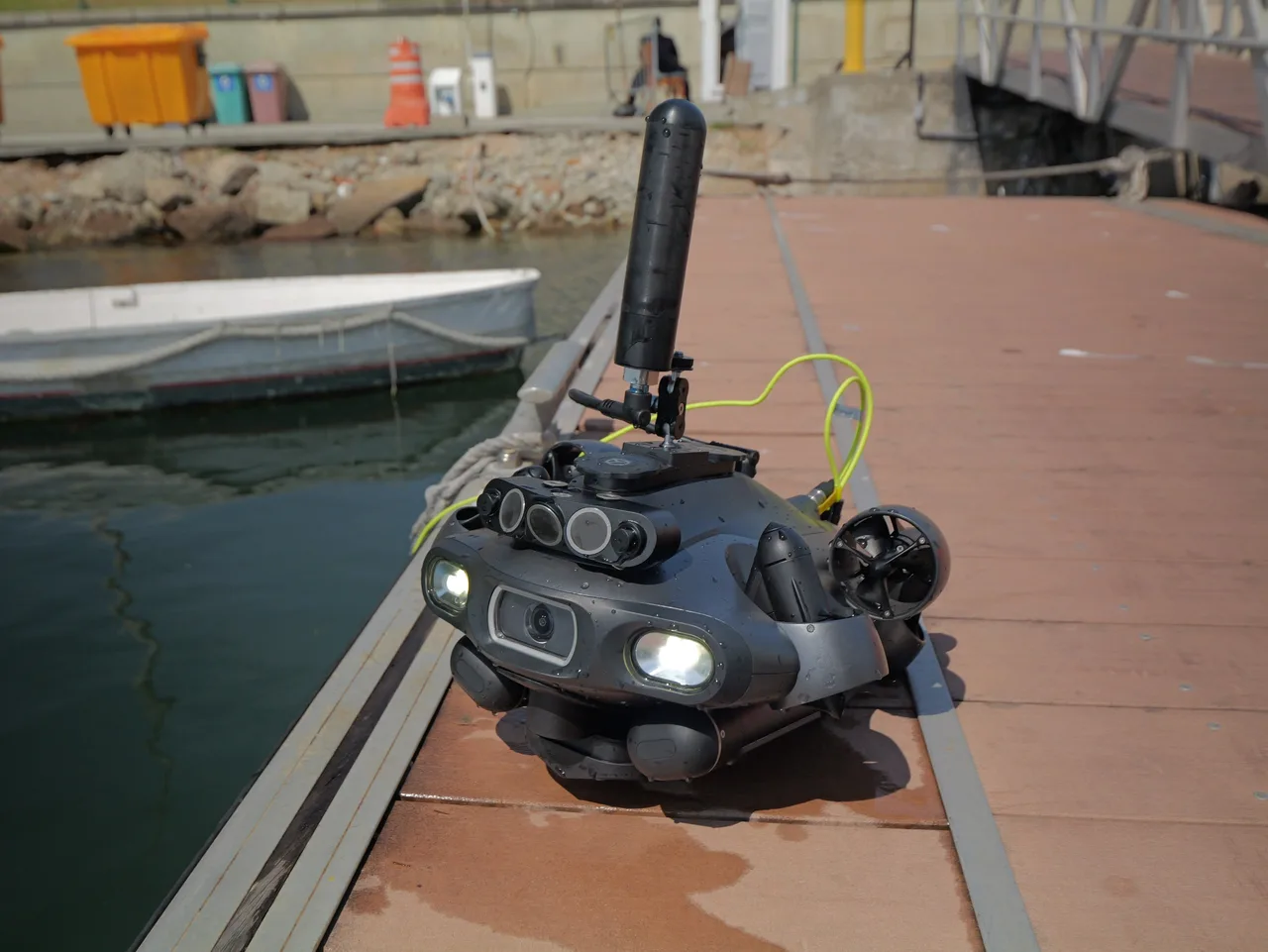 ROV QYSEA FIFISH E-Master na borda do pier, com as luzes e câmeras frontais.