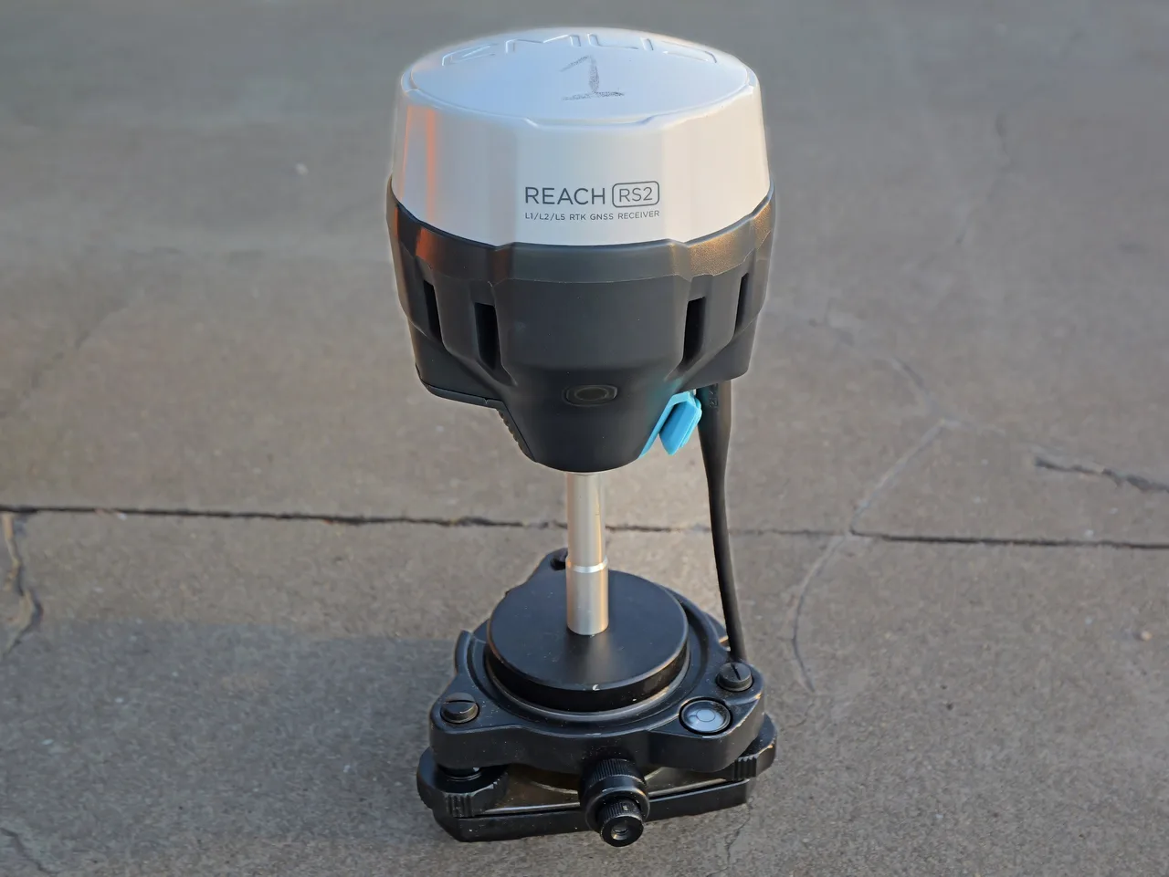 Receptor GNSS Emlid Reach RS2 montado em base nivelante.