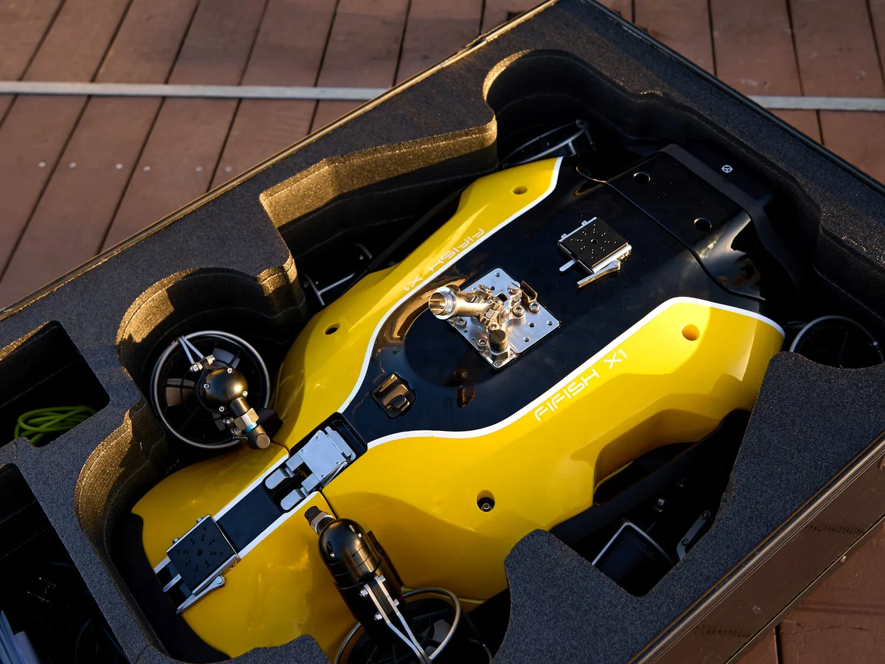 ROV QYSEA FIFISH X1 acomodado no case de transporte, com o braço robótico.