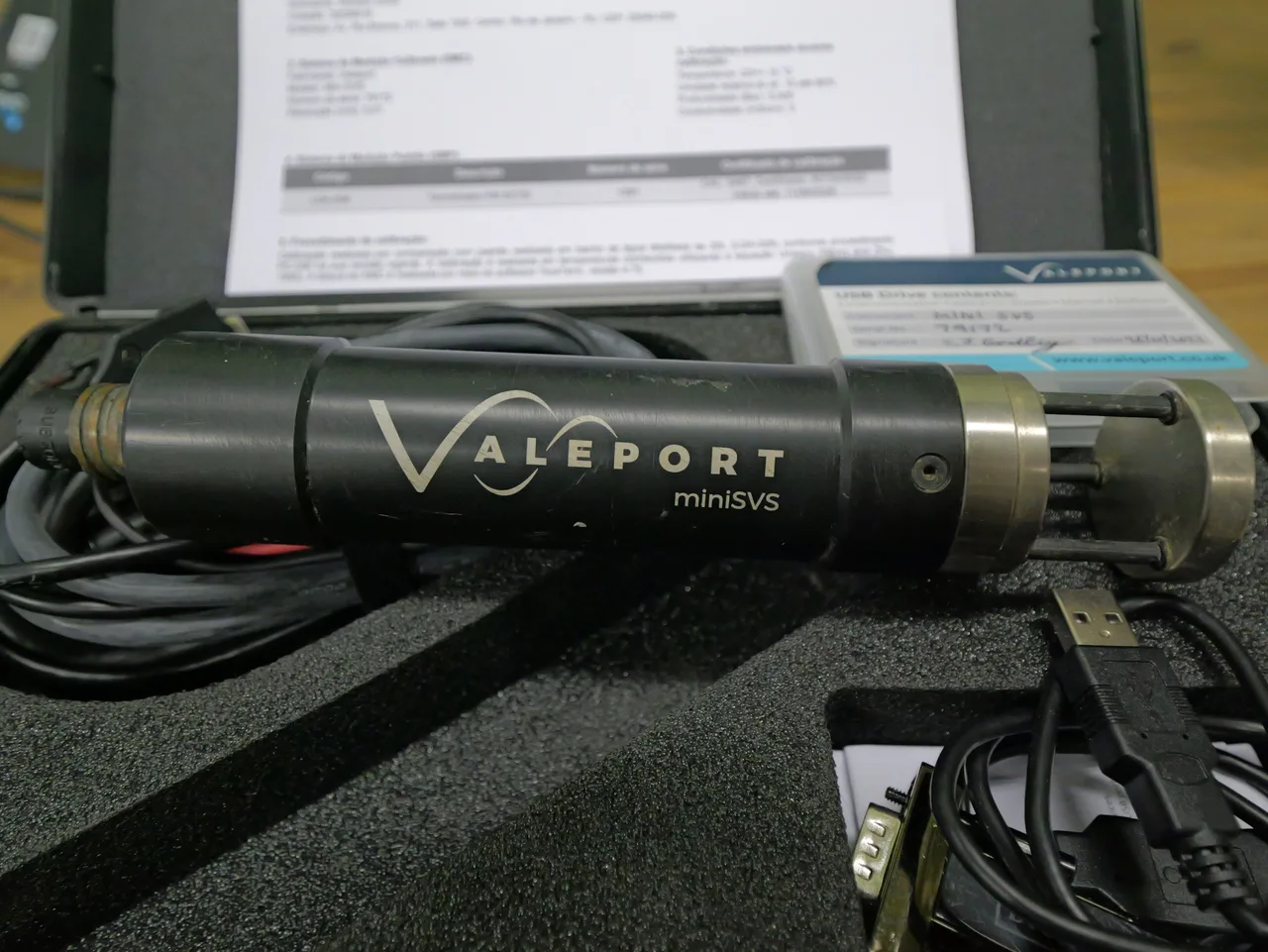 Sonda de velocidade do som Valeport Mini SVS no estojo de transporte, disponível para locação na WAMS